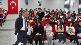 Vali Yazıcı, Finike’de öğrencilerle bir araya geldi