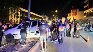 Osmaniye’de elektrik direğine çarpan otomobilin sürücüsü ağır yaralandı