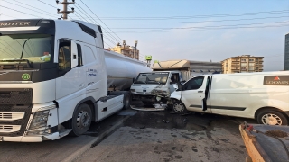 Mersin’de zincirleme trafik kazasında 11 kişi yaralandı