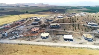 Kahramanmaraş’ın Türkoğlu ilçesinde köy tipi afet konutlarının yapımı sürüyor