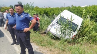 Mersin’de işçileri taşıyan iki servisin çarpışması sonucu 2 kişi yaralandı
