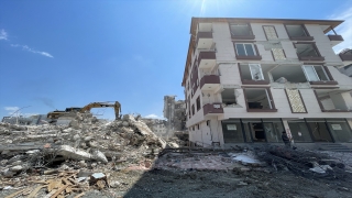 Hatay’da ağır hasarlı binaların yıkımına devam ediliyor