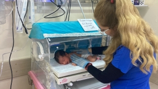 Mersin’de parkta erkek bebek bulundu