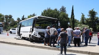 Alanya’da midibüs ile minibüsün çarpıştığı kazada 13 kişi yaralandı