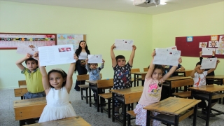 Adana’da üzerine kaya düşen otomobilde ölen öğretmenlerin sınıfında karneler verildi