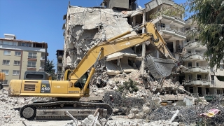Hatay’da ağır hasarlı binaların yıkımı devam ediyor
