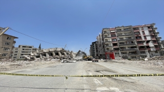Hatay’da ağır hasarlı binaların yıkımına devam ediliyor