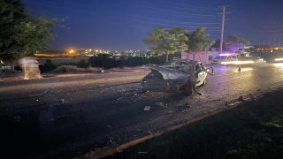 Gaziantep’te refüje çarparak takla atan otomobildeki 3 kişi yaralandı