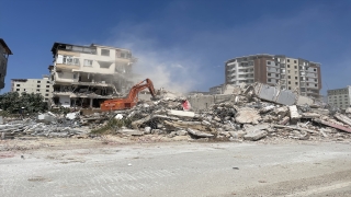 Hatay’da ağır hasarlı binaların yıkımı sürüyor