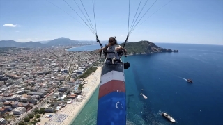 Alanya’da yamaç paraşütüne kano bağlayıp denize iniş yaptı