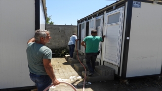 Samandağ’da depremzedelerin kaldığı konteynerler ilaçlanıyor