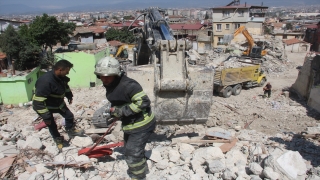 Hatay’da enkaz arasındaki bir evde çıkan yangın söndürüldü