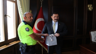 Hatay Valisi Masatlı, yaşlı vatandaşı sırtında taşıyan polisle bir araya geldi