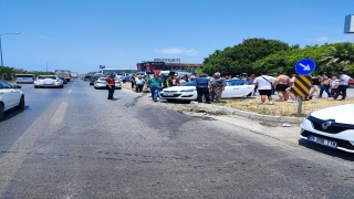 Alanya’da hafif ticari araç ile otomobilin çarpıştığı kazada 3 kişi yaralandı