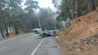 Alanya’da devrilen otomobildeki 2 kişi yaralandı