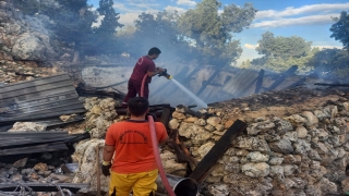 Mersin’de yangın çıkan taş ev ve ahır kullanılamaz hale geldi