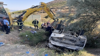 Isparta’da hafif ticari araçla çarpışan midibüs şarampole devrildi