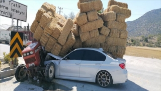 Burdur’da saman yüklü traktörle çarpışan otomobildeki 3 kişi yaralandı