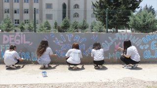 Hatay’da üniversite öğrencileri okul duvarlarına özlü sözler yazdı