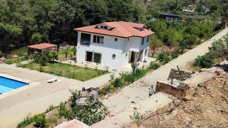 Antalya’da villa bahçesine devrilen otomobildeki 6 kişi yaralandı