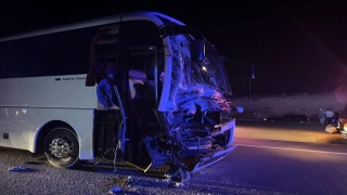 Antalya’da yolcu otobüsünün traktöre çarpması sonucu 5 kişi yaralandı