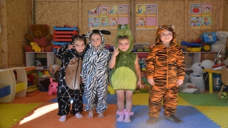 Mahalleli 6 yaşındaki depremzede Melek’i gülümsetmek için seferber oldu