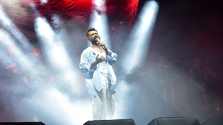 Trafik kazası geçiren şarkıcı Tan Taşçı, Antalya’da konser verdi