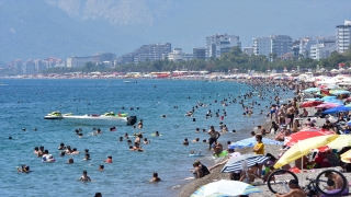 Antalya’da serinlemek isteyenler sahillerde yoğunluk oluşturdu