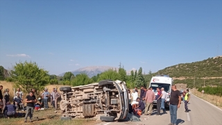 Isparta’da minibüsle tarım aracının çarpıştığı kazada 1 kişi öldü, 13 kişi yaralandı
