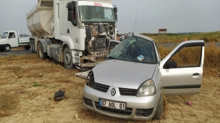 Antalya’da kamyon ile otomobil çarpıştı 2 kişi yaralandı