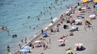 Antalya’da sıcak hava ve nemden bunalanlar sahillerde yoğunluk oluşturdu