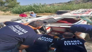 Adana’da devrilen kamyonun sürücüsü yaralandı