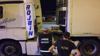 Mersin’de arama yapılan tırda 2 kilo 950 gram uyuşturucu ele geçirildi