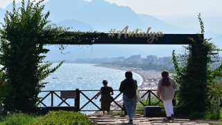 Antalya’da serinlemek isteyenler sahillerde yoğunluk oluşturdu