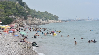 Antalya’da serinlemek isteyenler sahil ve mesire alanlarını doldurdu