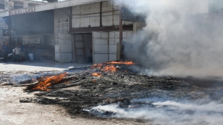 Hatay’da iş yerinin önündeki malzemelerde çıkan yangın söndürüldü