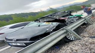 Burdur’da arazözle 2 otomobilin çarpışması sonucu 1 kişi öldü, 6 kişi yaralandı