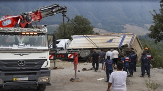 GÜNCELLEME 6 Kahramanmaraş’ta freni boşalan kamyon cenaze için toplanan kişilerin arasına daldı