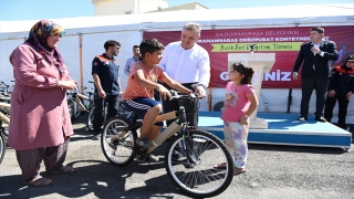 Kahramanmaraş’ta depremzede çocuklara bisiklet dağıtıldı