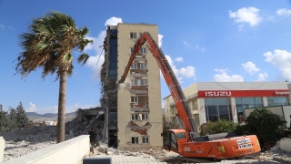 Hatay’da ağır hasarlı 6 bina kontrollü şekilde yıkıldı