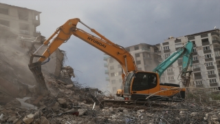 Hatay’da ağır hasarlı 5 bina kontrollü yıkıldı