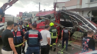 Mersin’de tır yol kenarındaki mağazaya girdi, 7 kişi yaralandı