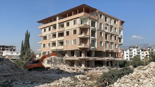 Hatay’da ağır hasarlı binaların kontrollü yıkımı sürüyor