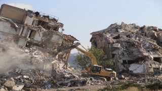 Hatay’da ağır hasarlı binaların kontrollü yıkımı devam ediyor