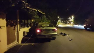 Adana’da aydınlatma direğine çarpan otomobilin sürücüsü yaralandı