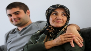 ”Süper babaanne” sevgisiyle otizmli torununu hayata bağladı