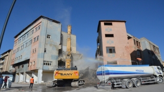 Afşin’de ağır hasarlı binaların kontrollü yıkımı devam ediyor