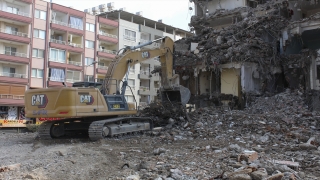 İskenderun’da bina yıkım ve enkaz kaldırma çalışmaları sürüyor