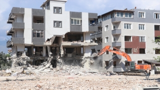 Hatay’da ağır hasarlı binaların kontrollü yıkımı sürüyor