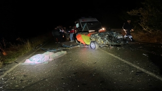 Isparta’da otomobille kamyonetin çarpıştığı kazada 4 kişi öldü